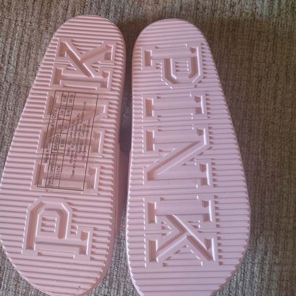 NWOBVictoria's Secret Pink Slides - Picture 3 of 5